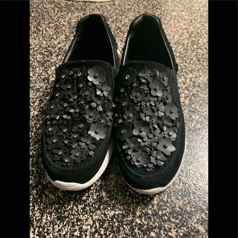 Black 3D flower 🌸 sneakers
